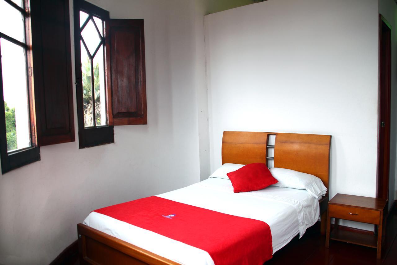 Hotel Monserrate 马尼萨莱斯 外观 照片